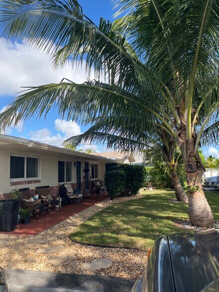 Building Photo - 3901 NE 5th Ave