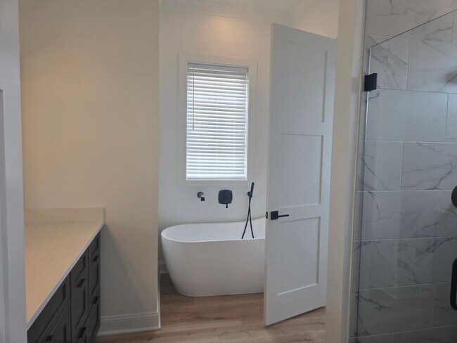 Building Photo - Brand new and waiting for you. 5 bedroom, ...