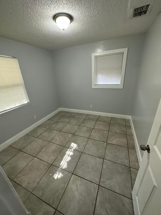 Building Photo - Fully Renovated 3/1 Single Family Ready fo...