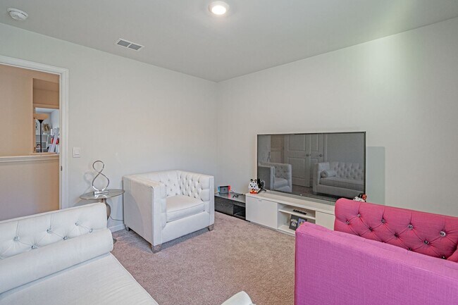 Building Photo - Spacious 4 bed, 2.5 bath Home with Neighbo...