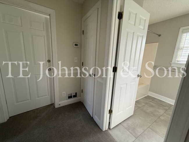 Building Photo - Spacious 3BR Home with Vaulted Ceilings, Gas Logs & Two Car Garage in Winston-Salem