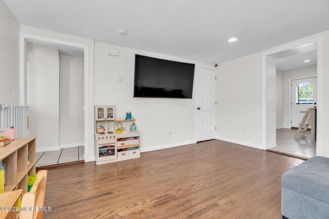 Building Photo - 253 1st St
