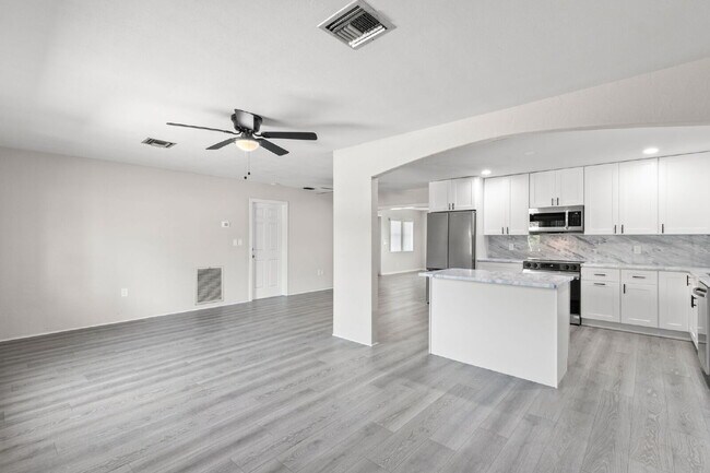 Building Photo - Home For Rent in St Petersburg!