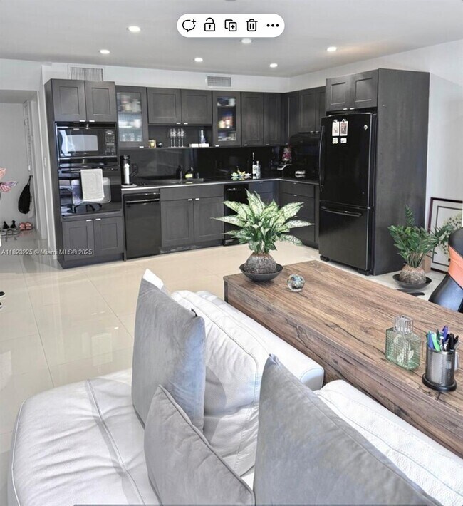 Building Photo - 3121 Commodore Plz