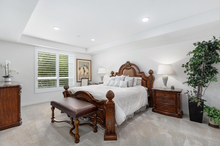 Building Photo - 5253 Vantage Ave