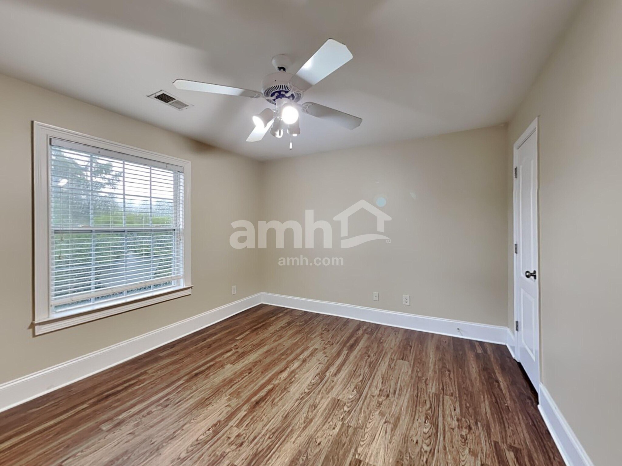 Building Photo - 402 Grandiflora Dr