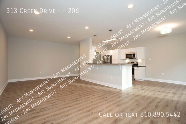 Building Photo - 313 Creek Dr