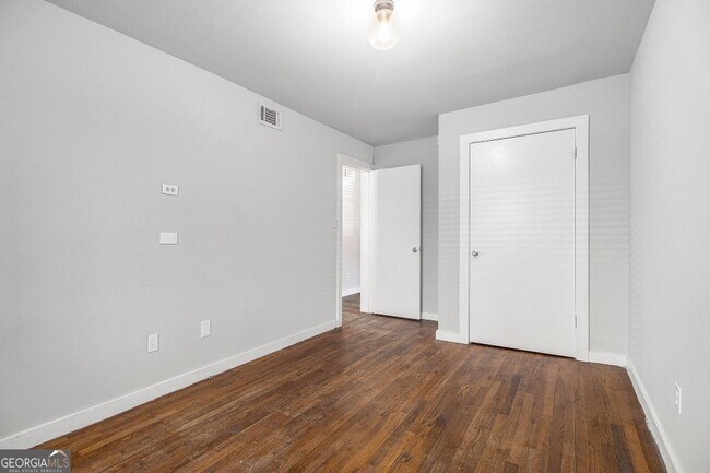Building Photo - 561 Formwalt St SW