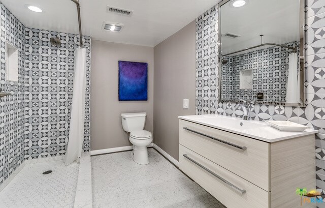 Upstairs bathroom with shower - 70100 Mirage Cove Dr