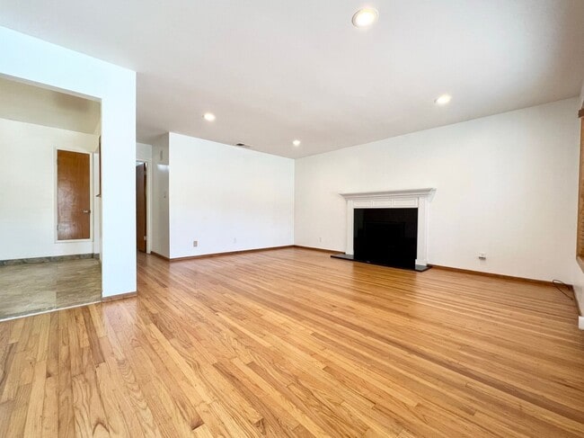 Building Photo - Updated 3-Bed / 2-Bath Single-Family Home!