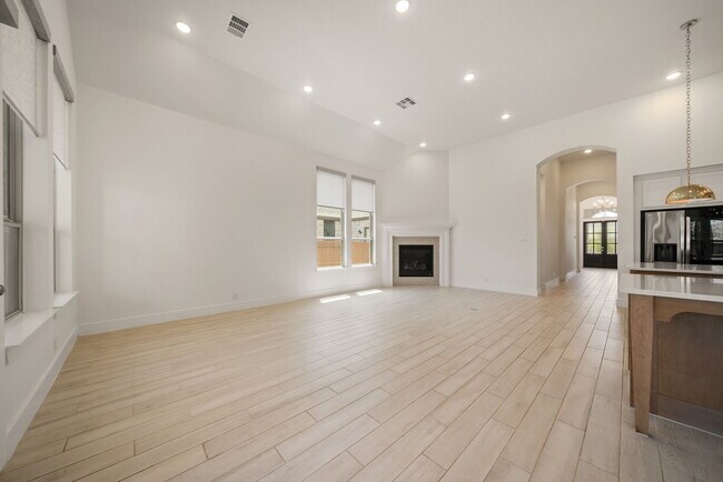 Building Photo - Stunning 4-Bed, 4.5-Bath Home with Pool Access and Private Yard in New Braunfels