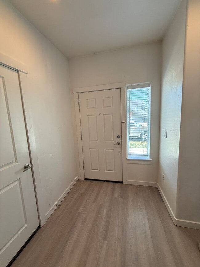 Building Photo - Available Now- Beautiful Nampa Townhome