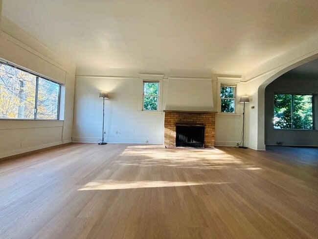 Building Photo - 2 BD / 1 BA Main level unit in 1913 Roosev...