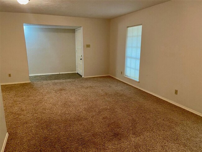 Building Photo - 2706 Lindbergh Dr