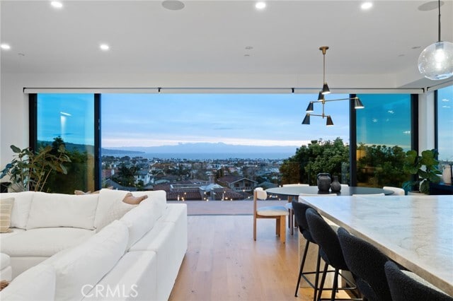 Building Photo - 807 N Paulina Ave