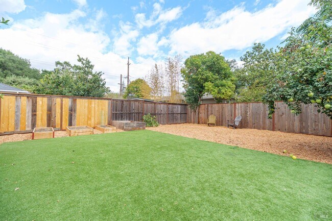 Building Photo - 996 Simmons Ln