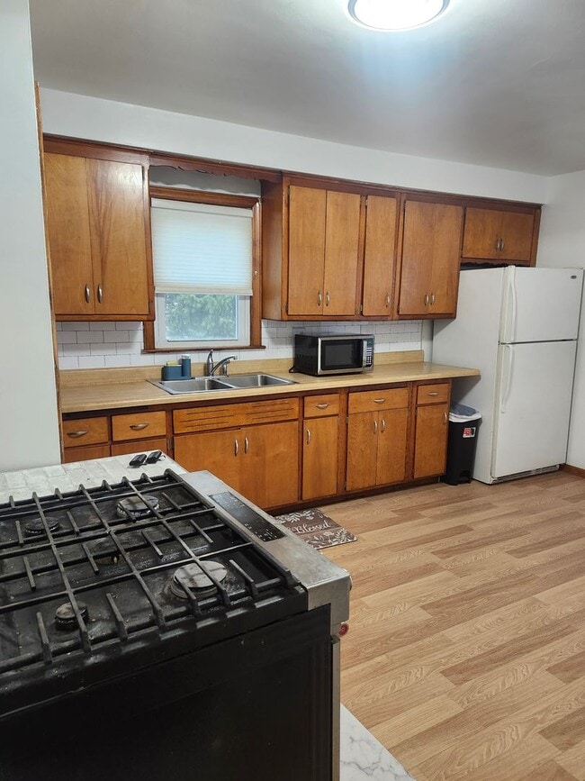 Building Photo - Single family home in great neighborhood!