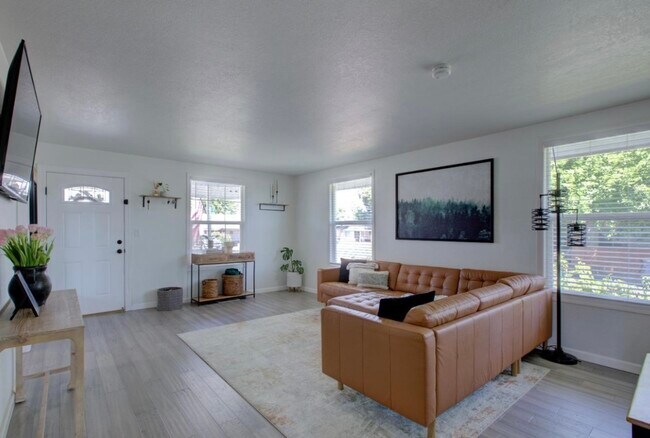 Building Photo - 632 N Stockton Ave