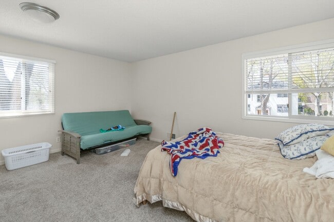Building Photo - 222 Virginia 3 bed 2 bath apartment in historic Cathedral Hill neighborhood