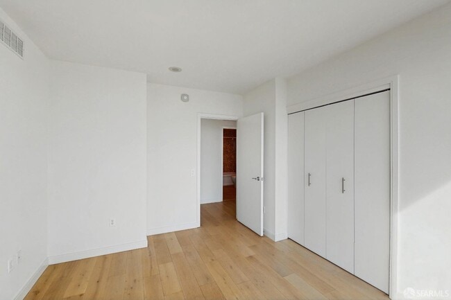 Building Photo - 425 1st St