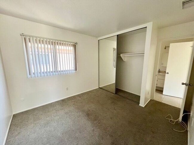 Building Photo - Spacious 2BR/1.5BA Townhome with A/C, Parking & Luxury Community Amenities