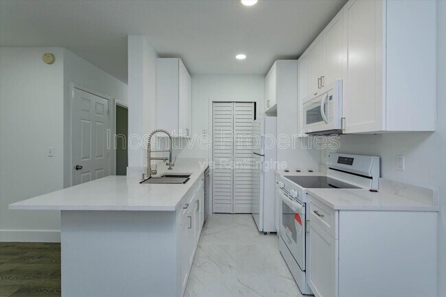 Building Photo - 4352 S Kirkman Rd