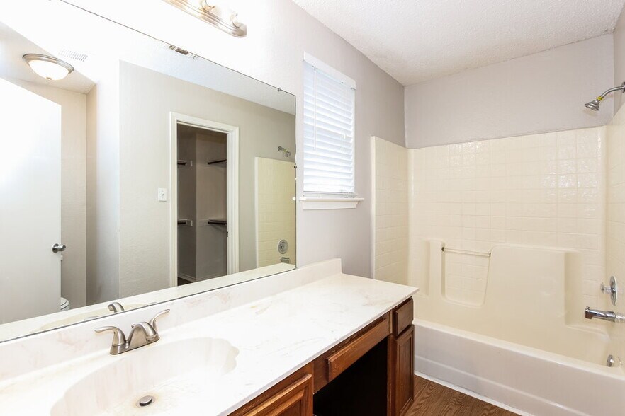 Building Photo - 2717 Bent Brook Dr