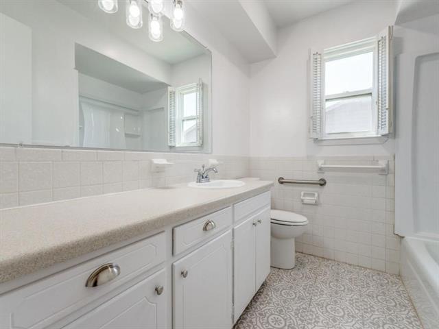 Building Photo - 1718 Crescent Dr