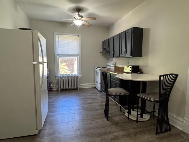 Building Photo - 301 W Beverley St