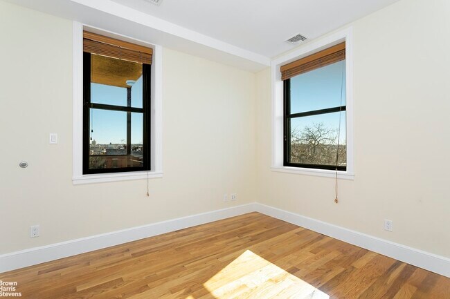 Building Photo - Big 3 Bedroom w/Private Balcony