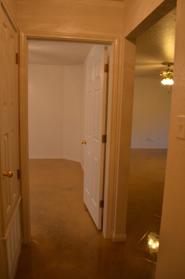 Building Photo - 928 Rosewood Dr