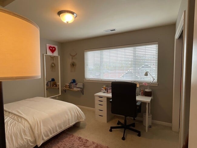 Building Photo - AVAILABLE NOW: Spacious 4 bdrm, 3 bath home in Cedar Ridge Development!