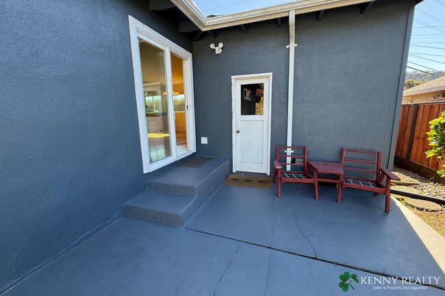 Building Photo - Beautifully Updated 3 Bedroom Home in Sout...