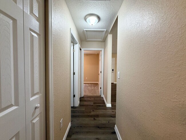 Building Photo - Desirable SE Neighborhood - 3/2/2 Silver Spring Shores **Available NOW**