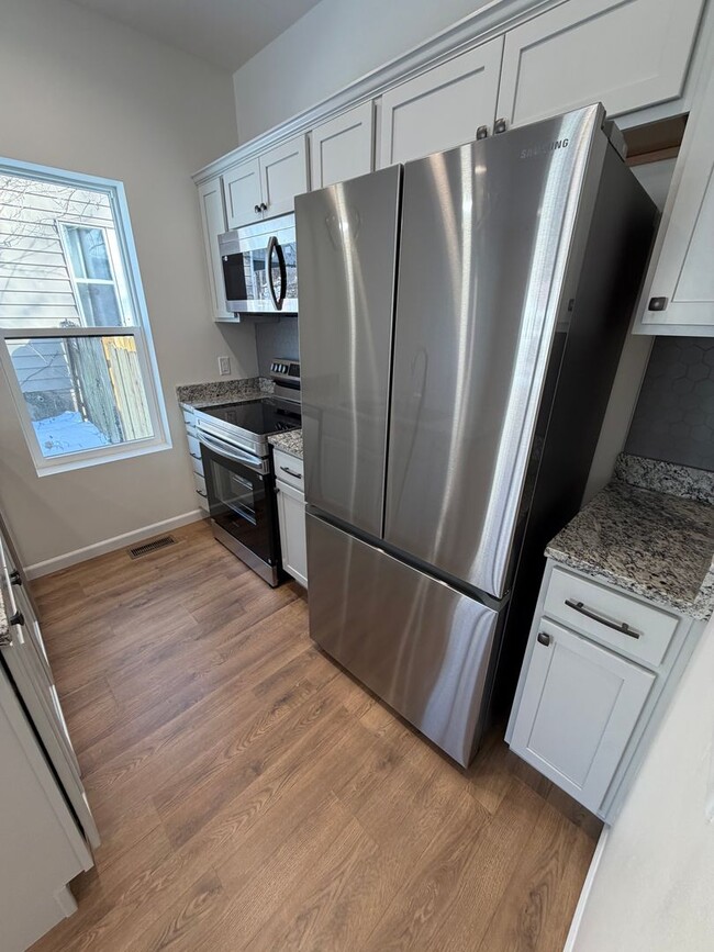 Building Photo - 3 Bedroom | 2 Bathroom | 1 Car Garage | Duplex | Springfield MO!