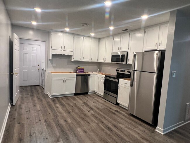 Primary Photo - Newly renovated 2 bedroom on Barber St.!