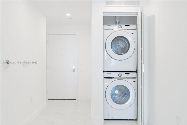 Building Photo - 700 NE 24th St