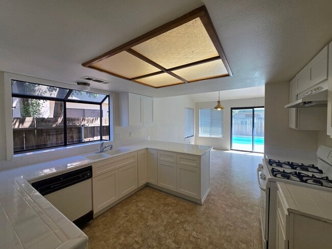 Building Photo - 1128 N Manzanita St