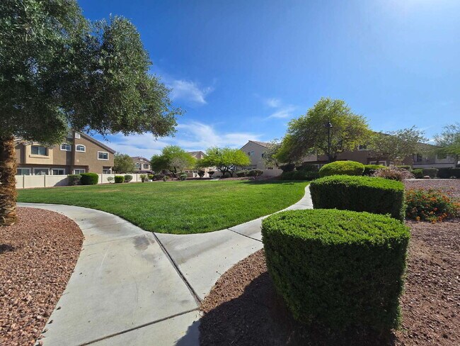 Building Photo - Gated Community Townhome 2 bedroom, 2 bathroom, 1 car garage