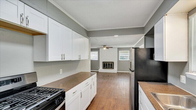 Building Photo - Beautiful 3 bedroom / 1.5 bath