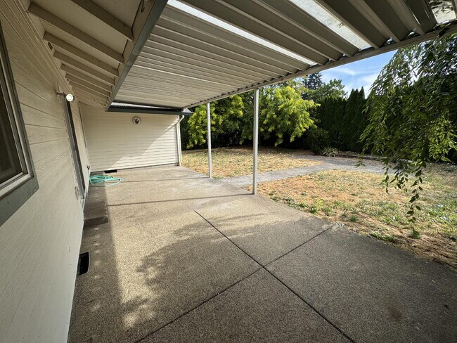 Building Photo - Ranch-Style, Milwaukie Home, Large Fenced Yard, Boat or Toy Storage, Gardeners Welcome