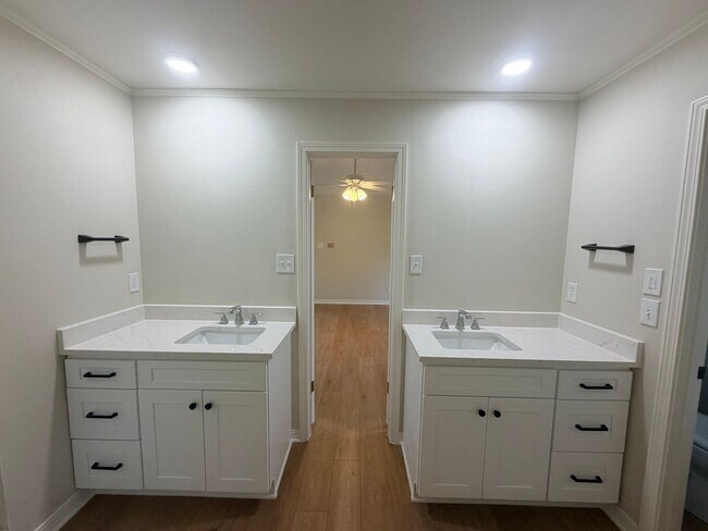 Building Photo - Gorgeous 4 Bedroom Home in Ellerbe Woods