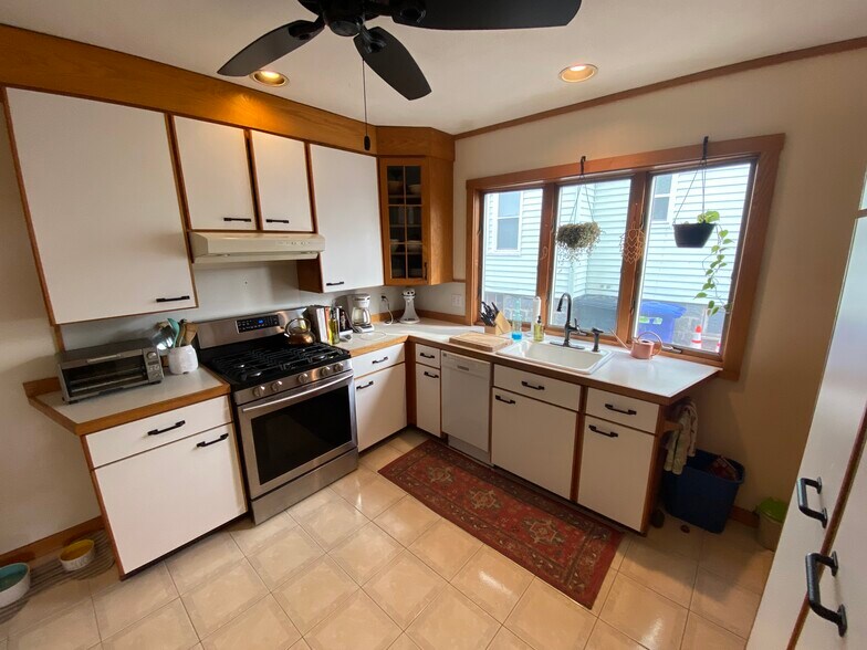 Building Photo - 23 Train St