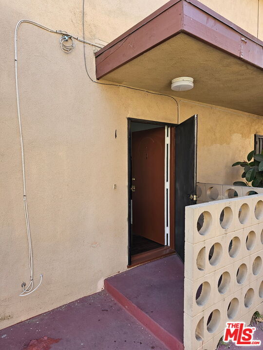 Building Photo - 1855 S Victoria Ave