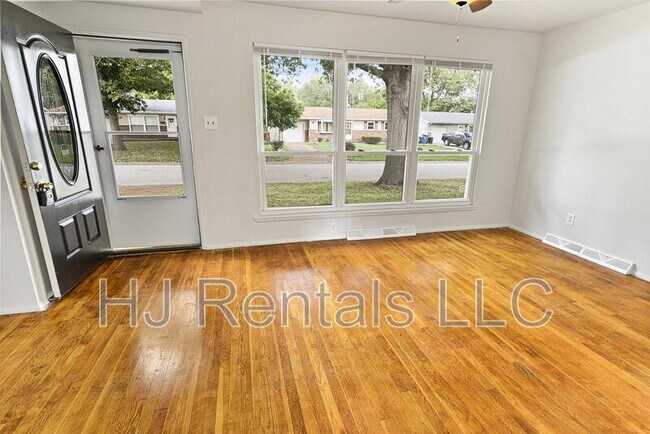 Building Photo - 532 Holiday Ave