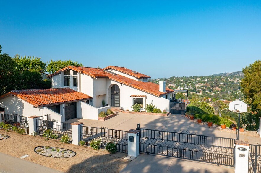 Primary Photo - 4372 Park Vicente