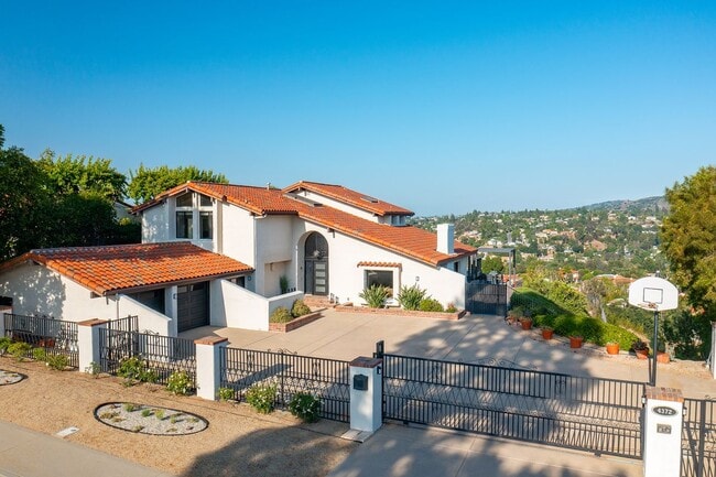 Primary Photo - 4372 Park Vicente