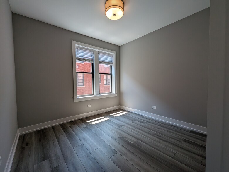 Building Photo - 3943 N Janssen Ave