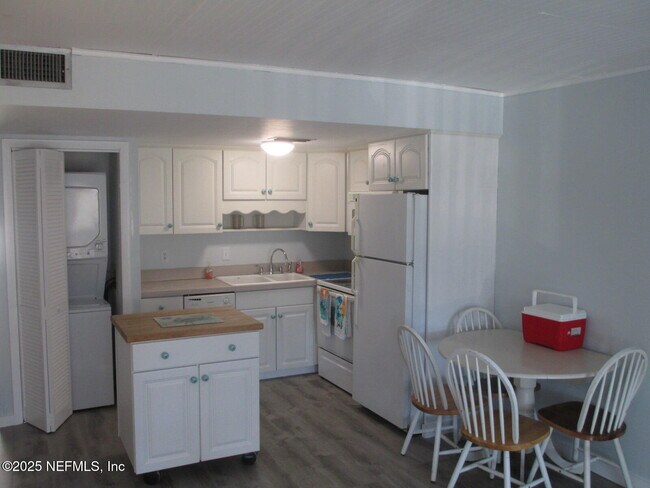 Building Photo - 1107 1st St S