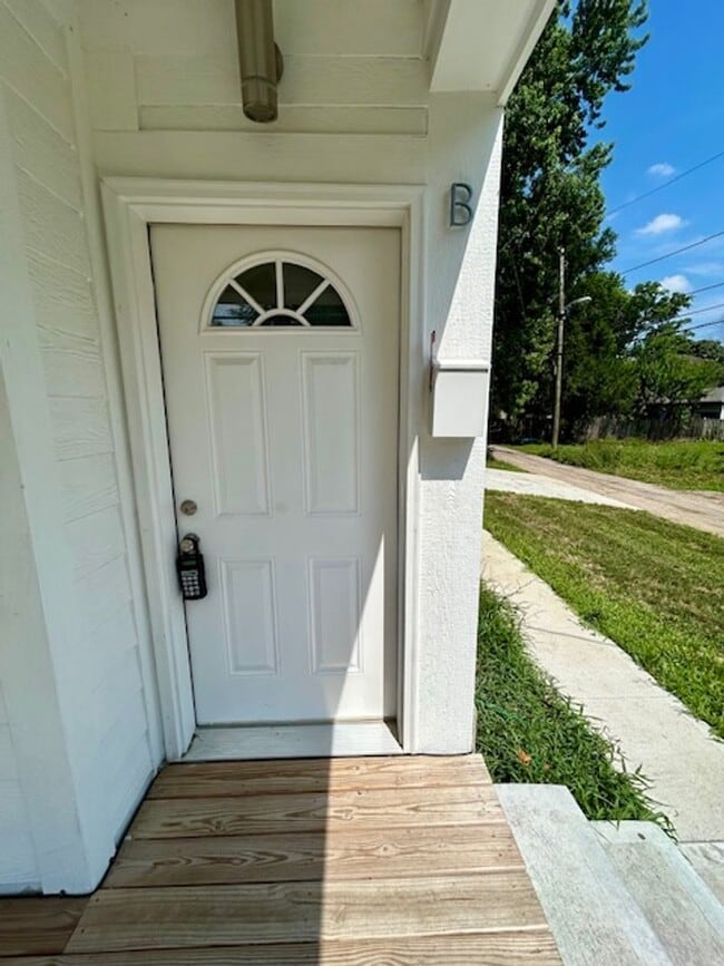 Building Photo - Charming 3-Bedroom 2 Bathroom Duplex in th...
